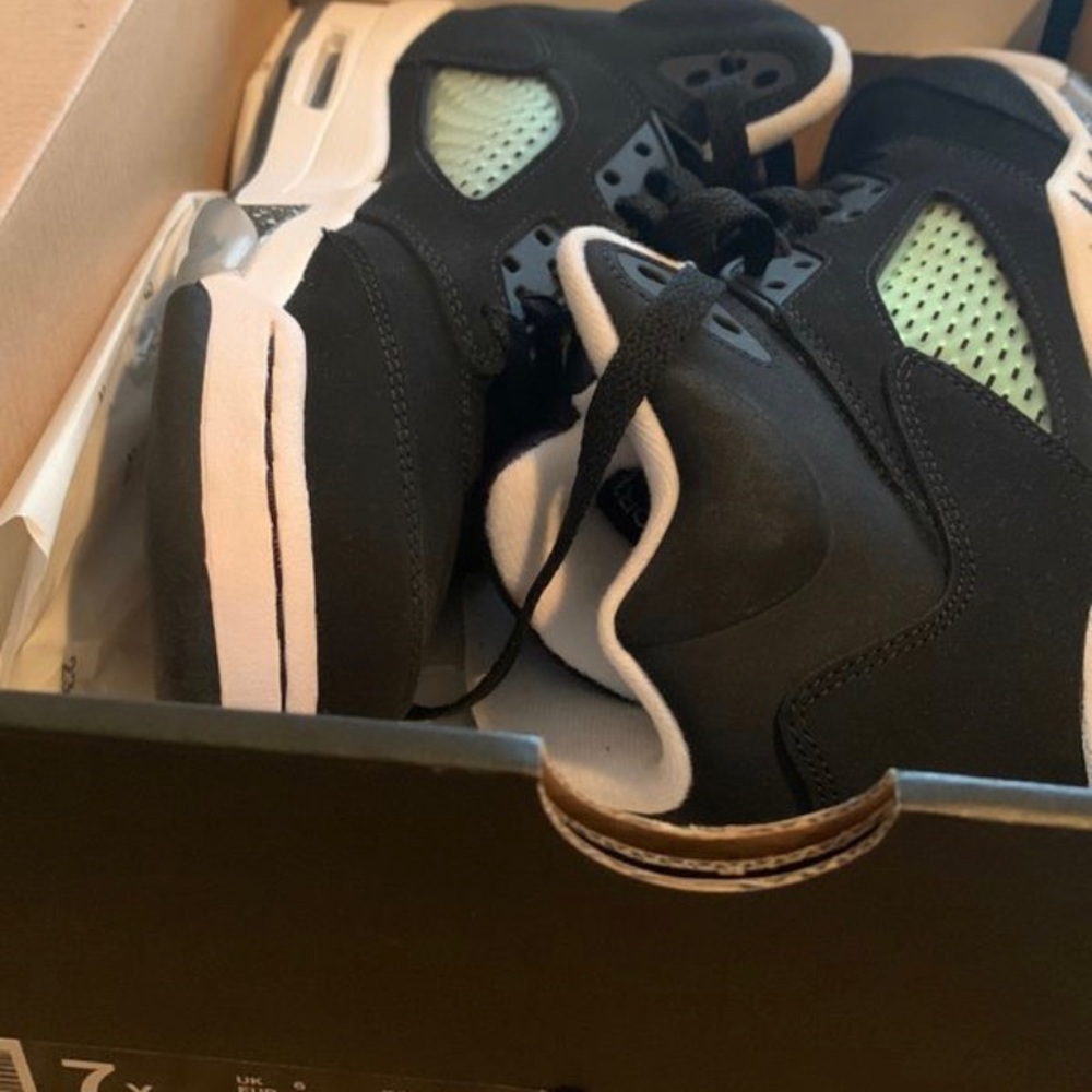 Tennis shoes